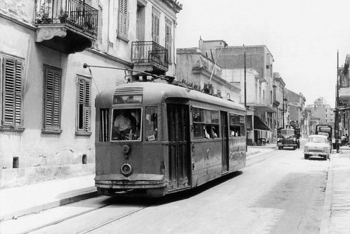 Το τραμ των Πετραλώνων στην Αγία Μαρίνα στο Θησείο το 1959 πηγή: «Και περνούσανε τα τραμ...», φωτ. A. Luft, (αρχείο ΣΦΣ)