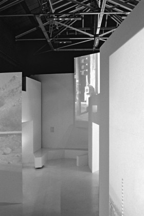 Άποψη της έκθεσης «Athens 2002: Absolute Realism» στην 8η Biennale Αρχιτεκτονικής, φωτ. αρχείο Τ. Κουμπή