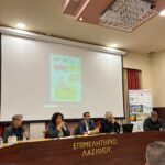 Προσβασιμότητα και συμπεριληπτικός σχεδιασμός στο δημόσιο χώρο δεν είναι πολυτέλεια — είναι θεμελιώδες δικαίωμα και προϋπόθεση για μια κοινωνία ίσων ευκαιριών.  Ημερίδα στον Άγιο Νικόλαο, με τη συνεργασία του Συλλόγου Αρχιτεκτόνων Λασιθίου, του ΣΑΔΑΣ–ΠΕΑ, του Ερευνητικού Εργαστηρίου CRISIS του Πανεπιστημίου Ιωαννίνων και της Σχολής Αρχιτεκτόνων του Πολυτεχνείου Κρήτης, Σάββατο 29 Νοεμβρίου 2025, Επιμελητήριο Λασιθίου